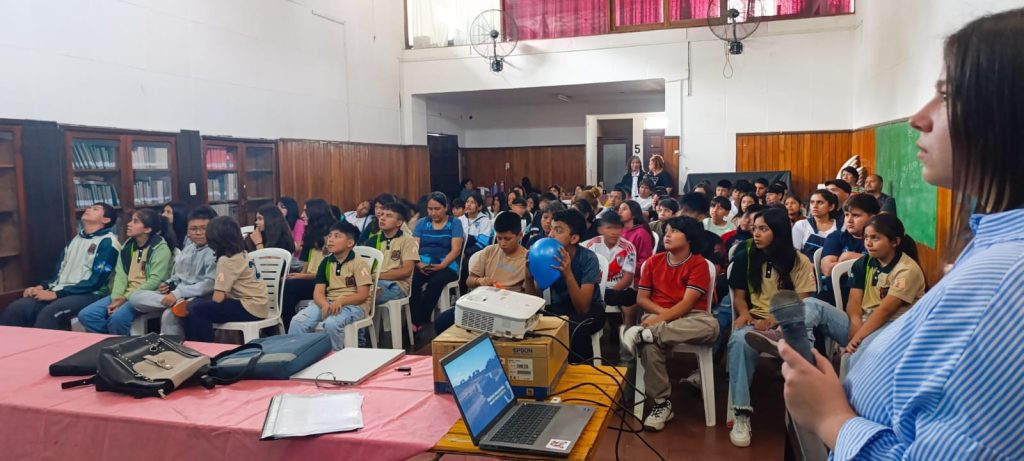 Estudiantes participando en el Taller de reciclaje en La Mendieta, aprendiendo sobre separación de residuos.